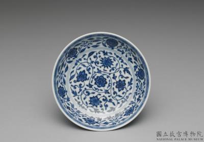 图片[3]-Dish with Indian lotus scrolls in underglaze blue, Qing dynasty, Qianlong reign (1736-1795)-China Archive